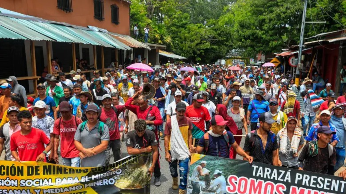 Mineros y Clan del Golfo rechazan vínculos ilegales

 – Tinta clara