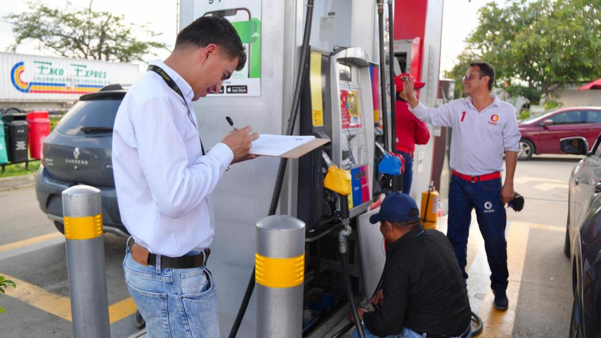 El gobierno estatal iniciará procesos contra más de 70 surtidores de gasolina por fallas técnicas y altos precios

 – Tinta clara