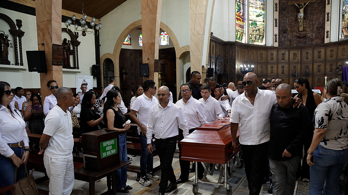 emotivo mensaje del cantante Jimmy Saa en el funeral de Luder Quiñones, músico de la orquesta de Willy García

 – Tinta clara