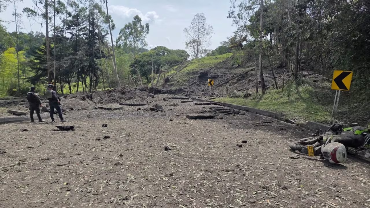 Paralización de la Carretera Panamericana por explosivo al paso de una patrulla de la Policía en Cauca: deslaves agravan la situación

 – Tinta clara