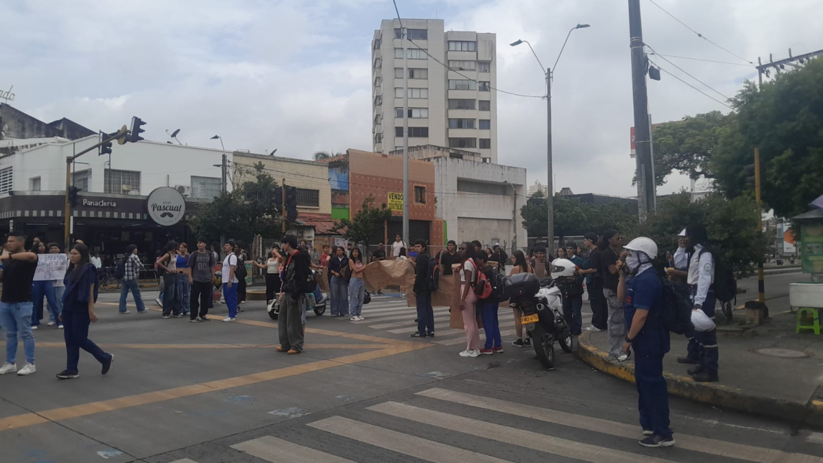 Rechazo por actos vandálicos contra estaciones del sistema de transporte MIO en el sur de Cali durante protestas de estudiantes de Univalle

 – Tinta clara