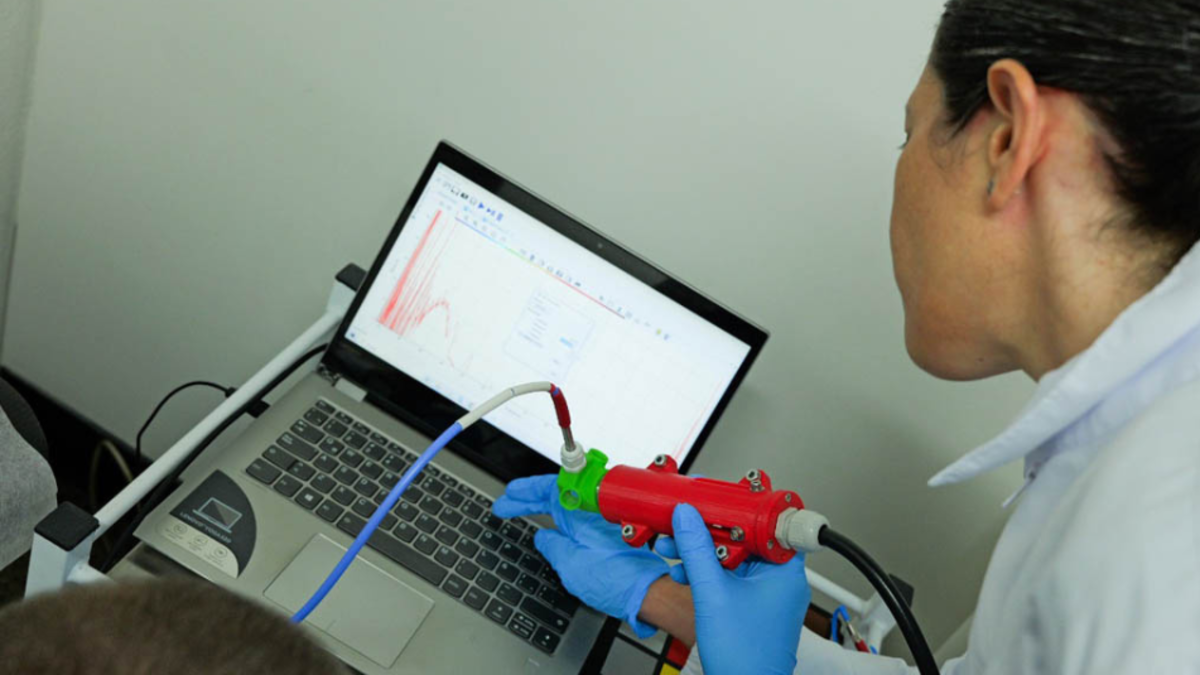 Desarrollan en Medellín dispositivo portátil para diagnóstico no invasivo de leishmaniasis

 – Tinta clara