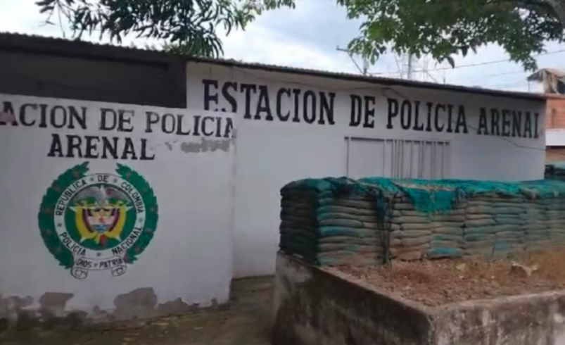 estaría dirigido contra una comisaría

 – Tinta clara