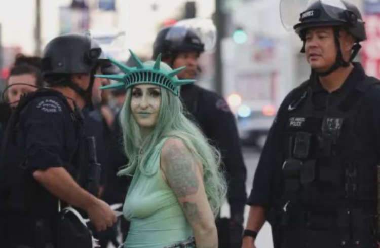 «Estatua de la Libertad» arrestada en protesta contra el mandato de Donald Trump – EXTRA

 – Tinta clara