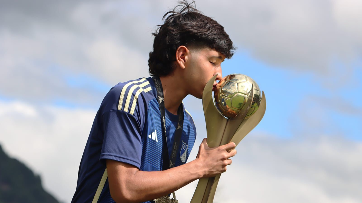 Carrera deportiva del santanderino Santiago Castrillón, jugador de Millonarios que falleció este domingo tras desmayarse en pleno partido

 – Tinta clara