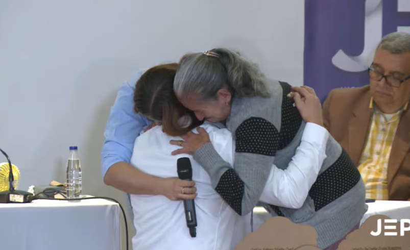 De rodillas, un exmilitar pidió perdón a la familia de John Darío Giraldo Quintero y asumió su responsabilidad ante la JEP por su ejecución en Antioquia

 – Tinta clara