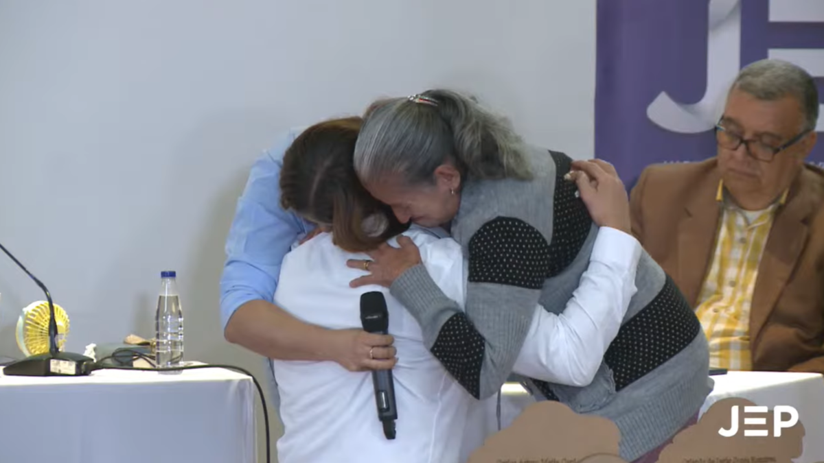 De rodillas, un exmilitar pidió perdón a la familia de John Darío Giraldo Quintero y asumió su responsabilidad ante la JEP por su ejecución en Antioquia

 – Tinta clara