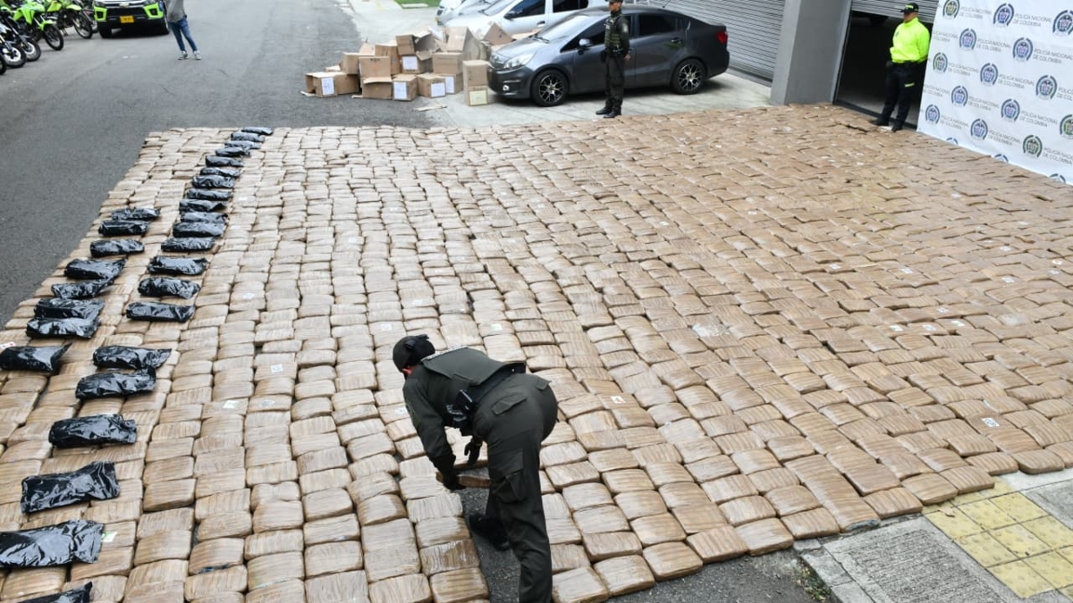 Disidentes de ‘Iván Mordisco’ que operaban en Cauca habrían enviado 2,2 toneladas de droga a banda criminal en Medellín: así fue el decomiso

 – Tinta clara