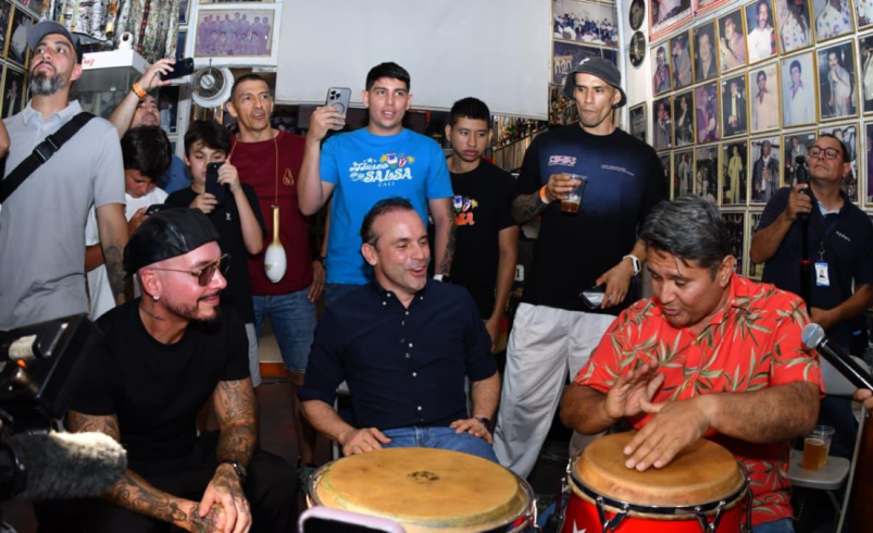 El artista recorrió las obras del tradicional barrio Obrero, en pleno centro de la ciudad junto al intendente Alejandro Eder

 – Tinta clara