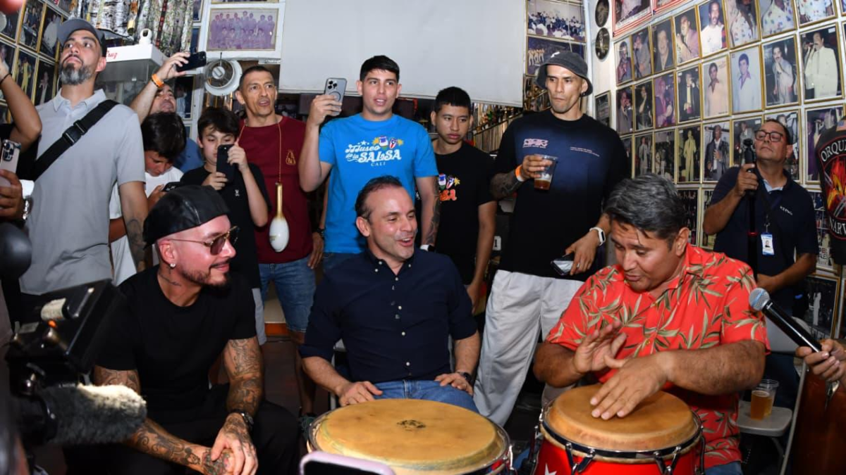 El artista recorrió las obras del tradicional barrio Obrero, en pleno centro de la ciudad junto al intendente Alejandro Eder

 – Tinta clara