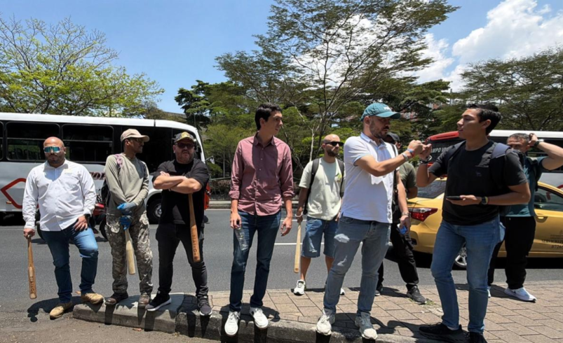 El concejal conocido como ‘El Gury’ increpa a Minga con un bate en mano

 – Tinta clara