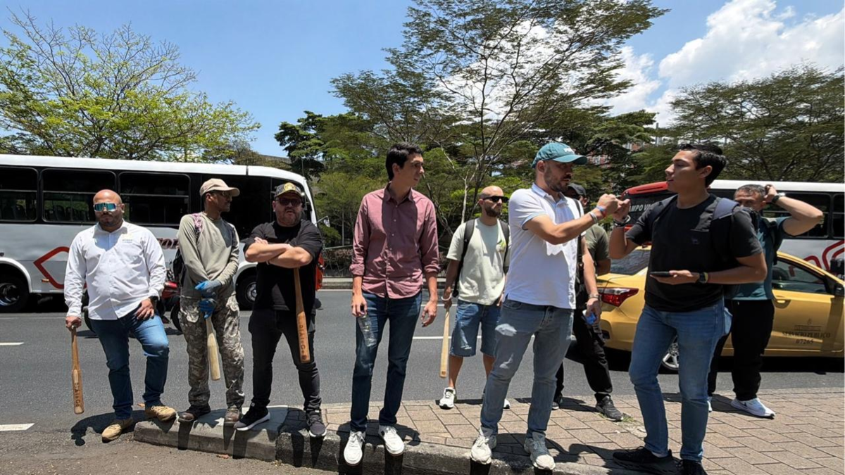 El concejal conocido como ‘El Gury’ increpa a Minga con un bate en mano

 – Tinta clara