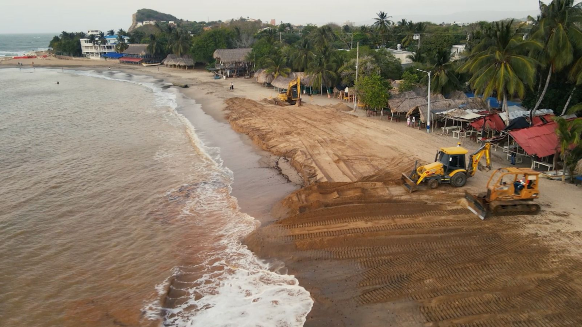 El mar retrocede y vuelve a aparecer una amplia franja de arena; los turistas comienzan a regresar

 – Tinta clara