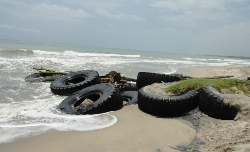 El uso de neumáticos para frenar la erosión marina y construir muelles artesanales está liberando sustancias tóxicas en las playas del Caribe colombiano

 – Tinta clara