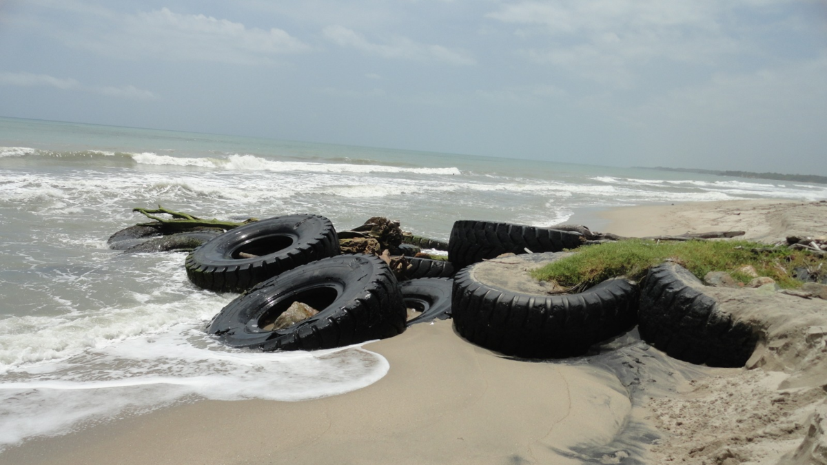 El uso de neumáticos para frenar la erosión marina y construir muelles artesanales está liberando sustancias tóxicas en las playas del Caribe colombiano

 – Tinta clara