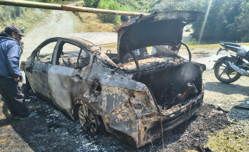 Encuentran un auto particular completamente incinerado y con tres cadáveres en su interior

 – Tinta clara