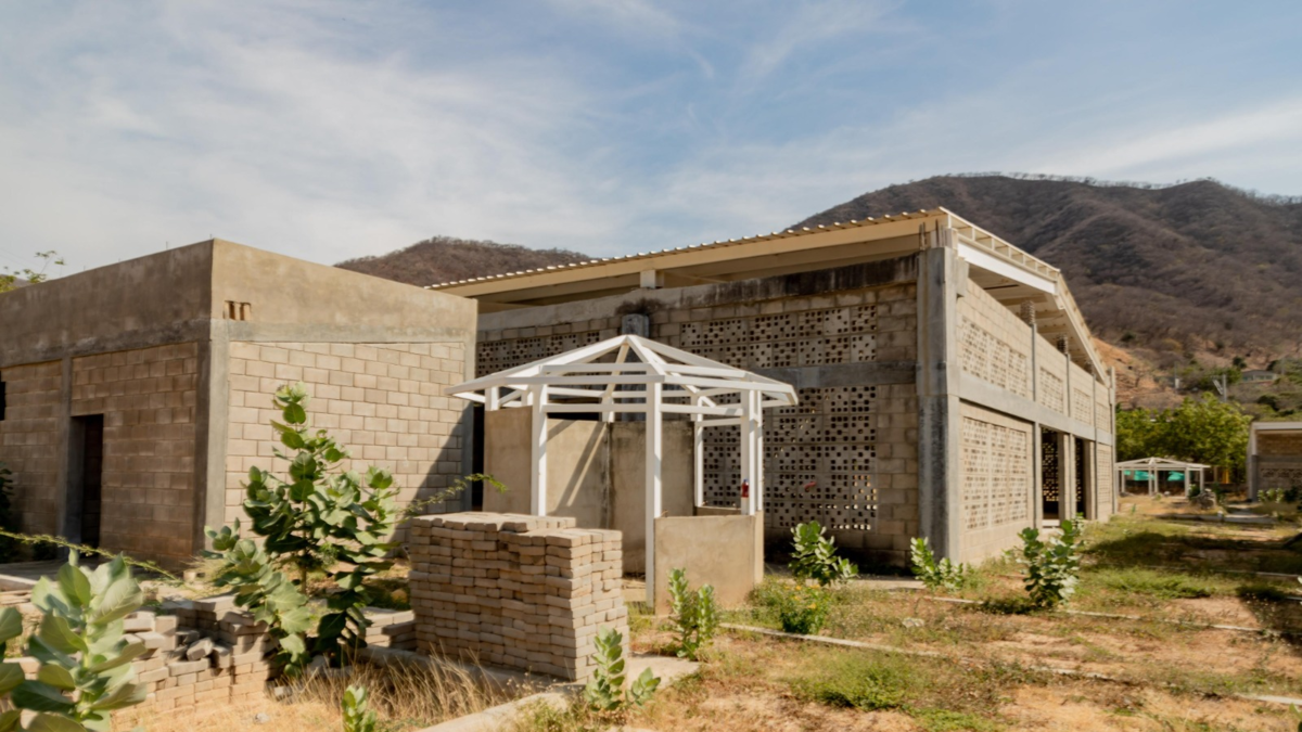 Gobierno del Magdalena y alcalde de Santa Marta se enfrentan por terminar o demoler megaescuela, hoy convertida en un elefante blanco en Taganga

 – Tinta clara