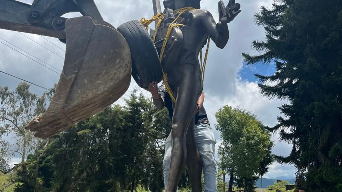 La carta del exnarcotraficante Carlos Lehder que formaliza la donación de la estatua de John Lennon a la Posada Alemana, en Quindío

 – Tinta clara