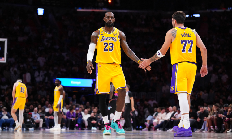 LeBron James iguala récord de partidos jugados en la NBA y Doncic suma 60 puntos

 – Tinta clara