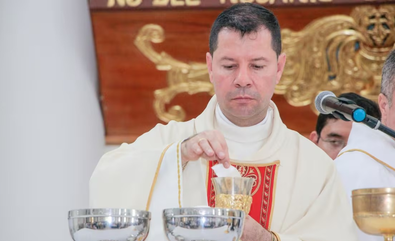 Sacerdote que conoció al Papa Juan Pablo II murió en un trágico accidente camino a la Costa Caribe

 – Tinta clara