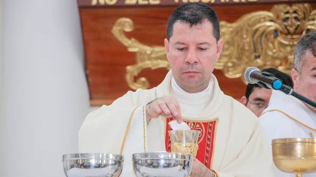Sacerdote que conoció al Papa Juan Pablo II murió en un trágico accidente camino a la Costa Caribe

 – Tinta clara