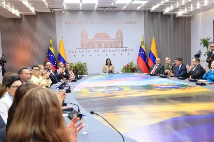 Venezuela comienza a enviar gas licuado a Colombia tras anuncio de Delcy Rodríguez – EXTRA

 – Tinta clara