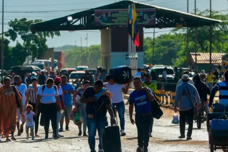 Colombia y Venezuela intercambiarán información y realizarán operaciones espejo contra el narcotráfico en la frontera – EXTRA

 – Tinta clara