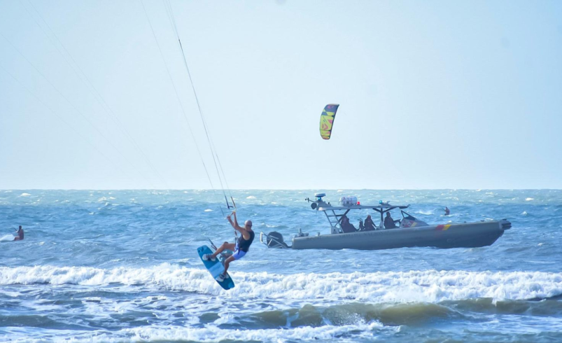kitesurf de clase internacional en el Atlántico; deporte, viento y turismo en Salinas del Rey

 – Tinta clara