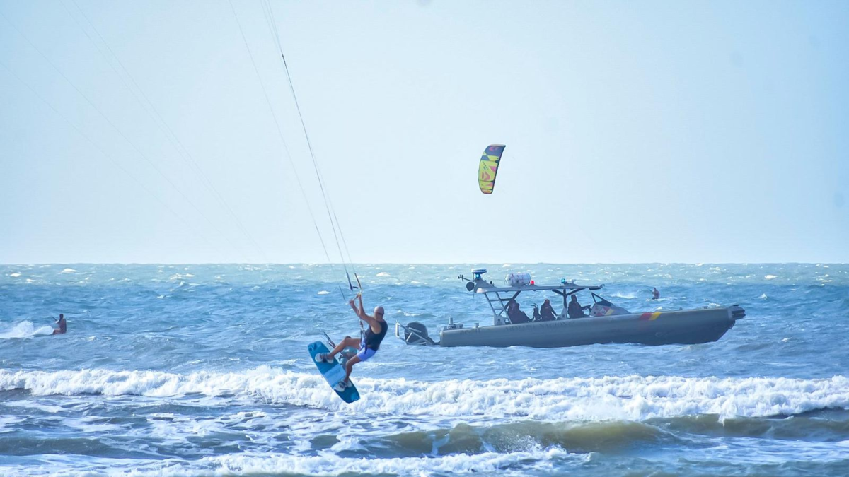 kitesurf de clase internacional en el Atlántico; deporte, viento y turismo en Salinas del Rey

 – Tinta clara