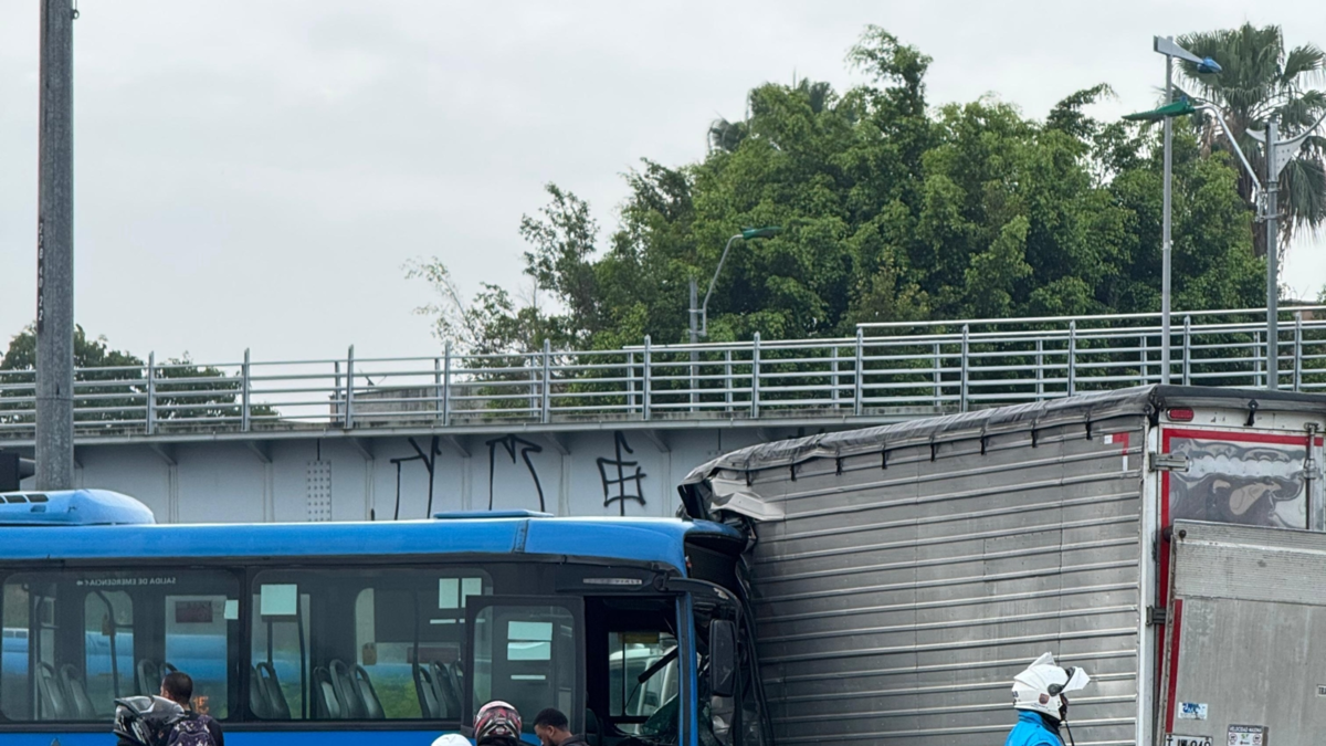 un camión chocó contra un autobús del MIO, dejando 16 heridos; Lo que se sabe del incidente en el sureste

 – Tinta clara