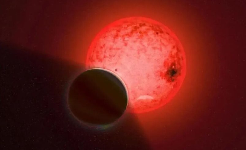 Este planeta es demasiado grande para su estrella. Cuando intentamos averiguar el motivo, encontramos algo aún más desconcertante.

 – Tinta clara