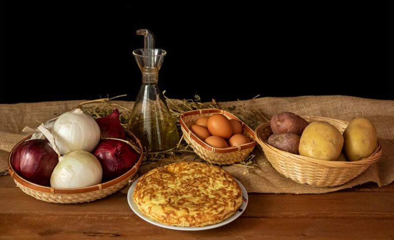 En 1599 alguien escribió cómo se hacían las tortillas en España. Y zanja de una vez por todas el debate entre «con y sincebollistas»

 – Tinta clara