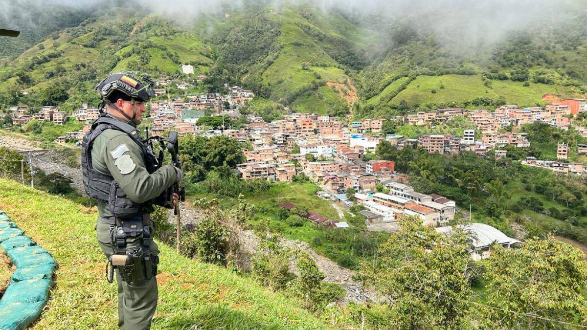 Ejército Nacional reporta combates con integrantes del frente 36 de las disidencias en Briceño, Antioquia; hay tres soldados heridos

 – Tinta clara