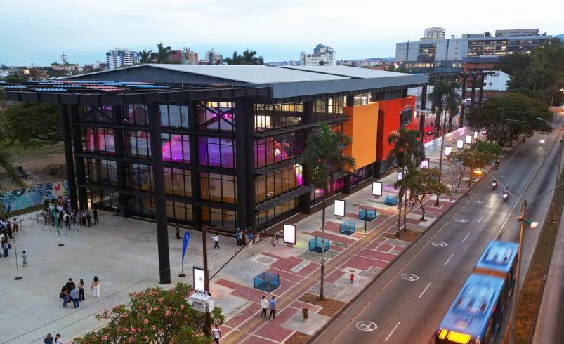 Vándalos no perdonaron a una galería de arte urbano y destruyeron gran parte de su mobiliario en el sur de Cali

 – Tinta clara