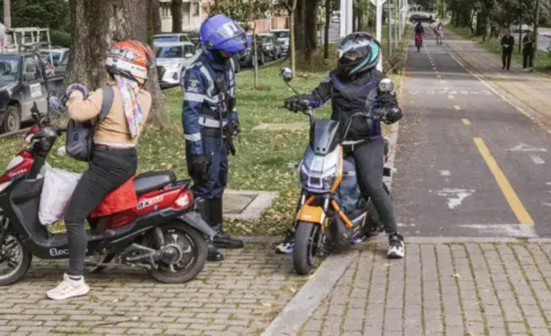 Requisitos y sanciones para conducir motos eléctricas en Colombia con la nueva ley de 2026

 – Tinta clara