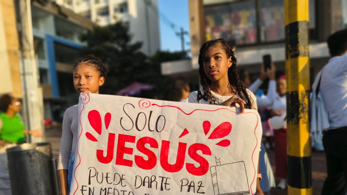 Más de 100 jóvenes cristianos tomaron el Centro Histórico de Cartagena durante Semana Santa para llevar un mensaje de paz y amor

 – Tinta clara