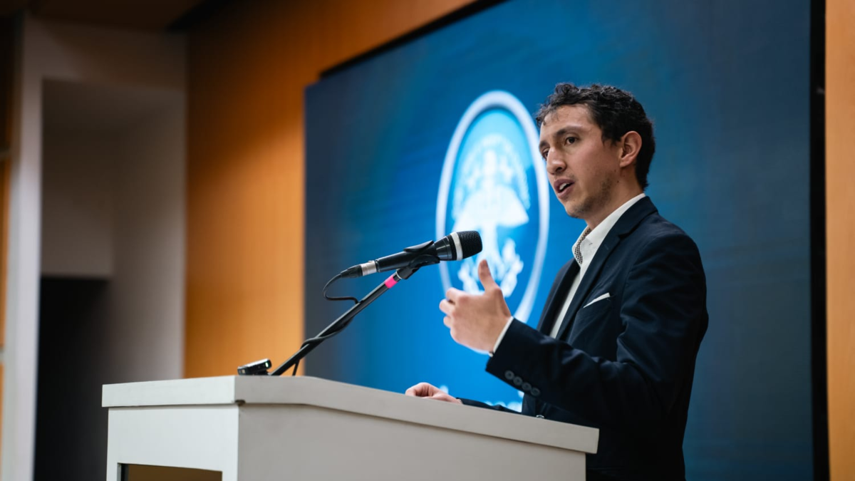El colombiano Steven Gutiérrez llevará propuestas sobre desigualdad y desarrollo al foro global FutureWorks del Banco Mundial en Washington

 – Tinta clara