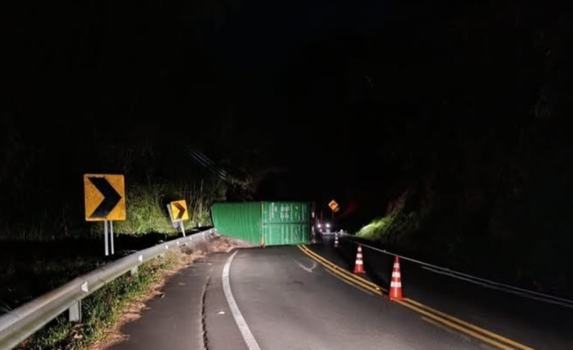 Paso restringido en la carretera Pereira-Manizales por volcamiento de un tractocamión la noche de este lunes 6 de abril: conductor resultó herido

 – Tinta clara
