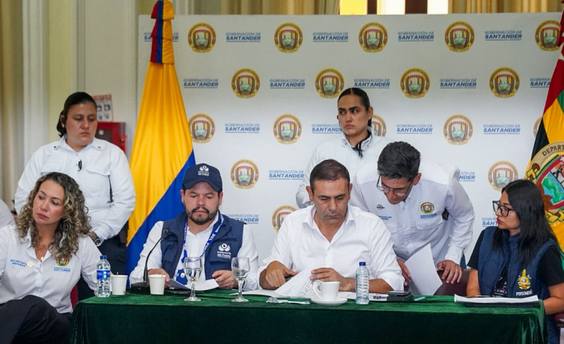 Gobernador de Santander, Juvenal Díaz, confirmó que se llegaron a acuerdos para levantar huelgas y bloqueos tras seis días de paralización de la movilidad

 – Tinta clara