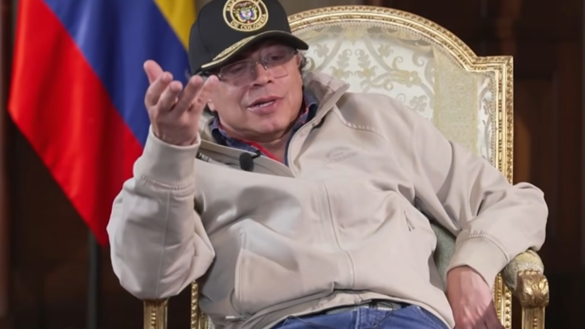 Dos militares heridos y disculpas por el malentendido que llevó al presidente Petro a regañar a un general del Ejército en Cali

 – Tinta clara