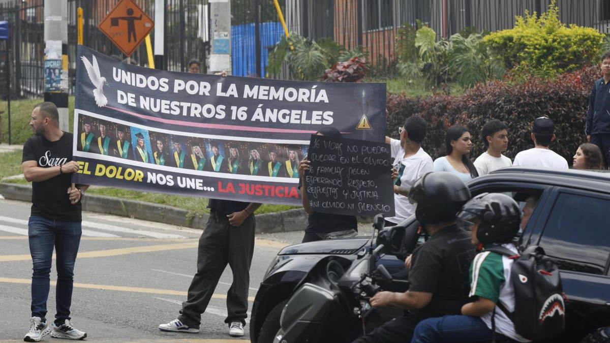 Padres de familia denuncian Seniors Prom y Alcaldía de Bello

 – Tinta clara
