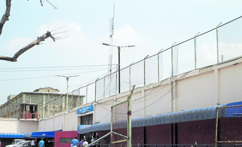 el recluso fue asesinado a martillazos y puñaladas; aparentemente por venganza

 – Tinta clara