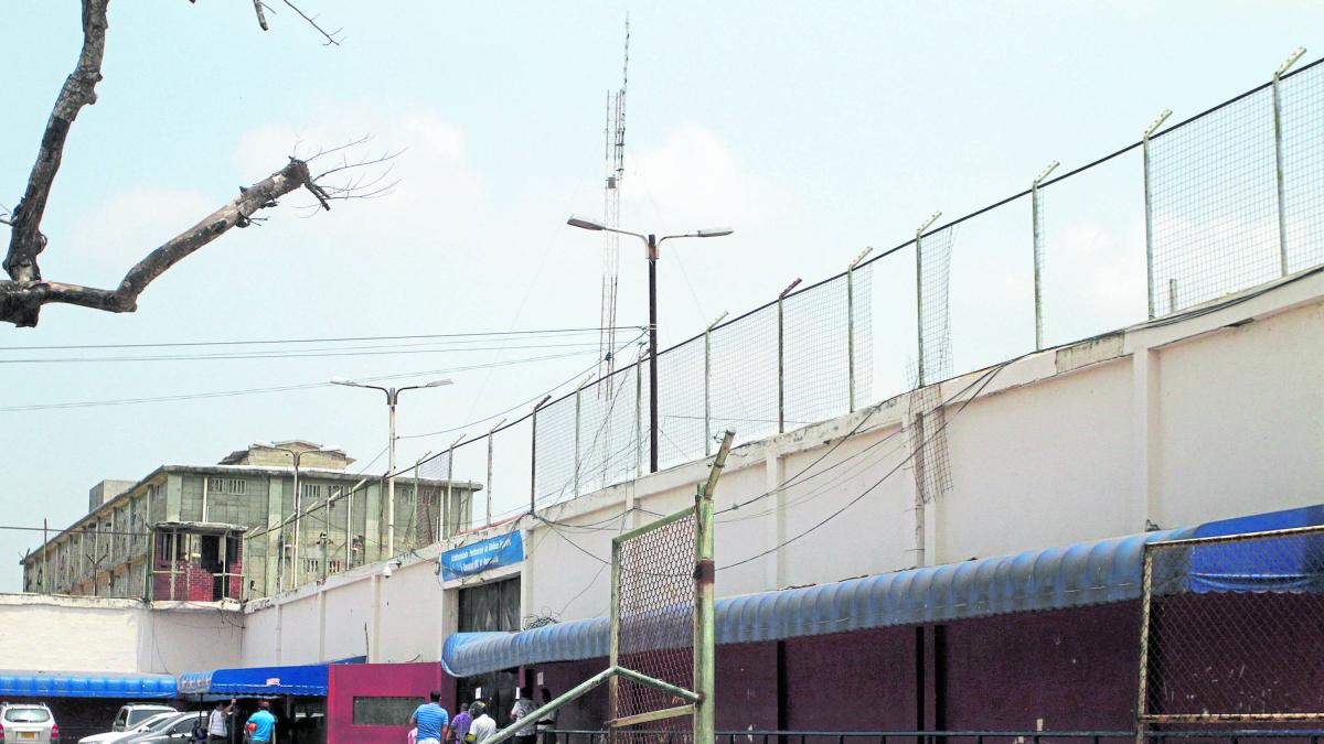 el recluso fue asesinado a martillazos y puñaladas; aparentemente por venganza

 – Tinta clara